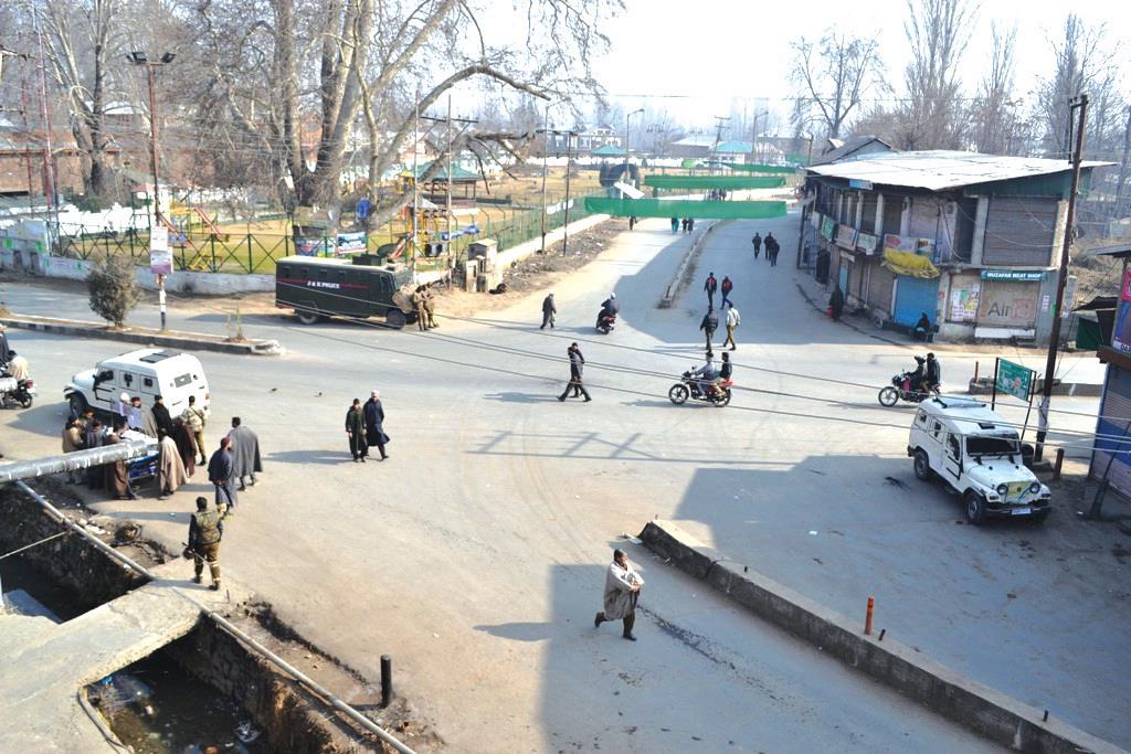 Thousands visit slain students’ families in Pulwama